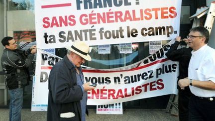 Médecins généralistes en grève et manifestant le  le 7 avril 2011 à Villeurbanne. (afp)