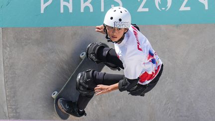 Zheng Haohao en qualifications du skateboard park des Jeux olympiques de Paris, sur le site de la Concorde le 6 août 2024. (AFP)