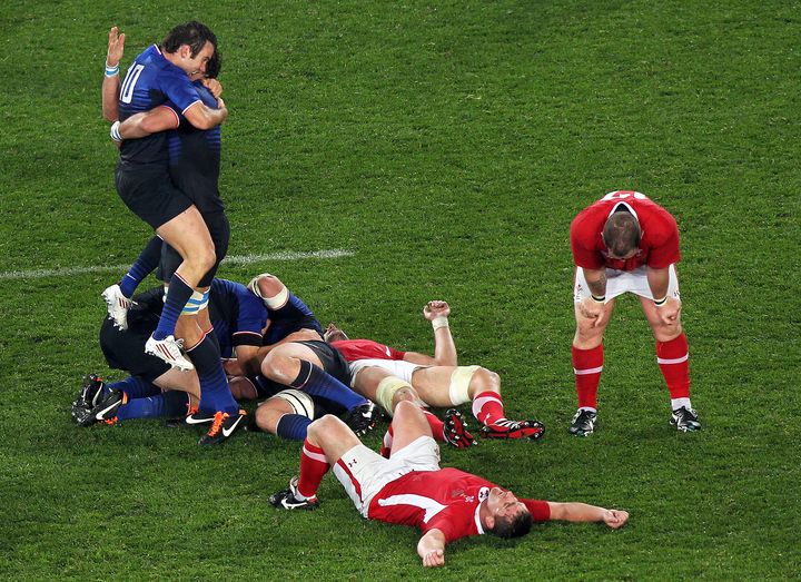 Le XV de France célèbre sa victoire en demi-finale de la Coupe du monde face au pays de Galles, le 15 octobre 2011 à Auckland (Nouvelle-Zélande). (MARTY MELVILLE / AFP)