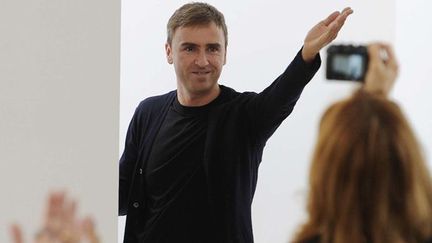 Raf Simons applaudi à la présentation de sa collection printemps/été 2011 à Milan
 (Giuseppe Aresu/AP/SIPA)