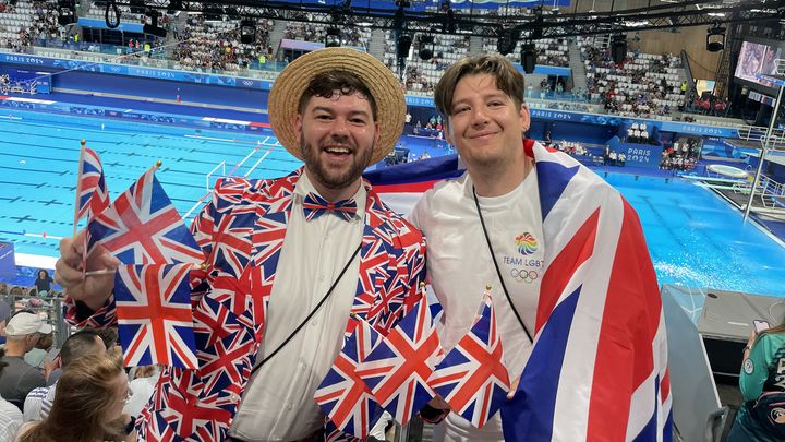 Alex et Brennan, deux fans britanniques, sont venus à Paris pour soutenir la star de la discipline et porte-drapeau de la Grande-Bretagne lors de la cérémonie d'ouverture, Tom Daley. (Clément Mariotti Pons)