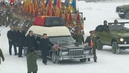 Un corbillard transporte le cercueil de Kim Jong-il, recouvert d'un drapeau rouge, &agrave; Pyongyang (Cor&eacute;e du Nord), le 28 d&eacute;cembre 2011. (FTVi / APTN)