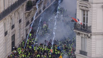 Les premiers gaz lacrymogènes sont tirés près des Champs-Elysées après un mouvement de foule sur une artère adjacente. (LUCAS BARIOULET / AFP)