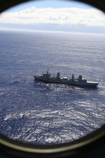 Un navire militaire cherche des traces du MH370 dans le sud de l'océan indien, aperçu depuis un Orion P3 de la Royal Air Force néo-zélandaise, le 31 mars 2014.&nbsp; (ROB GRIFFITH / AP / SIPA)