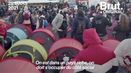 Femmes, hommes et enfants, ils dorment dans la rue. Quatre mois après l'évacuation violente du camp place de la République à Paris, des associations les ont aidés à s'y installer de nouveau ce 25 mars. Car, selon elles, "rien n'a changé".