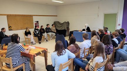 Au centre de formation Bafa de Bouvines (Nord), les jeunes assistent au faux procès d'un animateur pour comprendre quels seront leurs responsabilités en cas d'incidents.&nbsp; (THOMAS GIRAUDEAU / RADIO FRANCE)