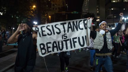 Des manifestants brandissent une banderole "La résistance est belle", dans les rues de Charlotte, en Caroline du Nord (Etats-Unis), le 22 septembre 2016.&nbsp; (NICHOLAS KAMM / AFP)