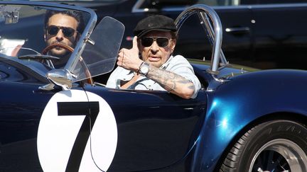 Johnny Hallyday au volant de sa voiture à Malibu, avec Yodelice (9 mars 2017)
 (Broadimages / REX / Shutterstock)