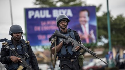 Des membres de la gendarmerie camerounaise patrouillent dans les rues de Buea, la capitale de la province anglophone du Sud-Ouest, le 3 octobre 2018. (MARCO LONGARI / AFP)