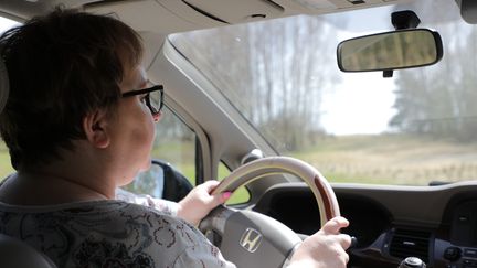 Katarzyna Proch, membre du groupe "Les femmes prennent le volant", conduit vers la frontière entre l'Ukraine et la Pologne, le 14 avril 2022 près de Lublin (Pologne).&nbsp; (VALENTINE PASQUESOONE / FRANCEINFO)