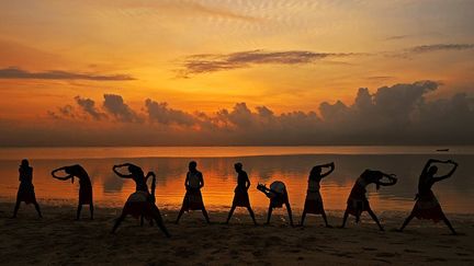 Ce sport n’était enseigné que dans les quatre plus grandes villes du pays, mais sans grand succès, car bien moins populaire que l'athlétisme, le football ou le rugby. Aujourd’hui pourtant, il prend un nouvel essor grâce aux pasteurs massaïs de la région de Laikipia et de son équipe les Maasai Cricket Warriors. (AFP PHOTO/Carl de Souza)