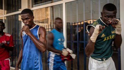 et sur la vingtaine de sportifs amateurs en compétition, seuls deux musulmans originaires du PK-5 ont pu participer, l'insécurité ayant empêché bon nombre d’entre eux de continuer l'entraînement. Depuis deux ans, les tournois ont lieu uniquement dans les quartiers chrétiens de la ville. (MARCO LONGARI / AFP)