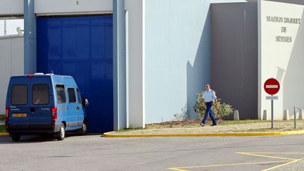 Un véhicule de la gendarmerie devant l'entrée générale de la maison d'arrêt de Seysses (Haute-Garonne), en banlieue toulousaine, le 4 octobre 2004. (GEORGES GOBET / AFP)