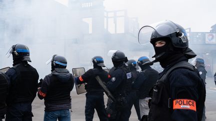 Des policiers lors d'un rassemblement des "gilets jaunes", le 9 février 2020, près de la gare de Bordeaux, là où&nbsp;a eu lieu l'interpellation d'un manifestant qui a porté plainte pour "violences". (VALENTINO BELLONI / HANS LUCAS)