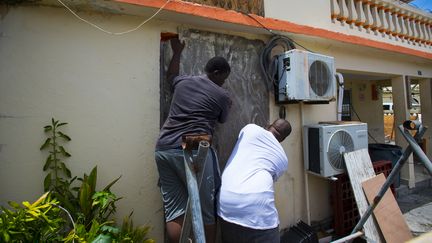 Des habitants&nbsp;se préparent à accueillir l'ouragan Irma, mardi 5 septembre 2017, à Grand-Case, sur l'île de Saint-Martin. (LIONEL CHAMOISEAU / AFP)