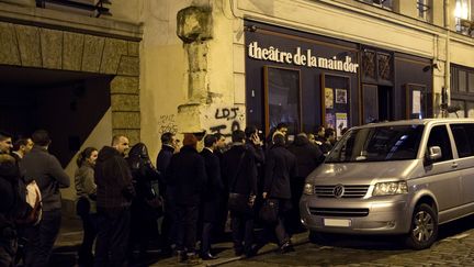 Des spectateurs patientent avant la repr&eacute;sentation d'"Asu Zoa", lundi 13 janvier 2014, devant le th&eacute;&acirc;tre de la Main d'Or, &agrave; Paris. (PATRICK KOVARIK / AFP)