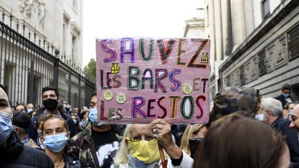 Manifestation à Marseille, le 25 septembre pour protester contre la fermeture annoncée pour le lendemain des bars et restaurants. (NICOLAS TUCAT / AFP)