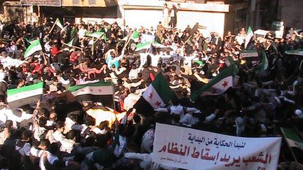 Des manifestants anti-Bachar Al-Assad pr&egrave;s de Deraa, en Syrie, le 6 novembre 2011. (REUTERS)