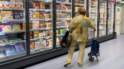 Une femme dans un rayon surgelés d'un supermarché Auchan, à Paris, le 21 juin 2023. (RICCARDO MILANI / HANS LUCAS / AFP)