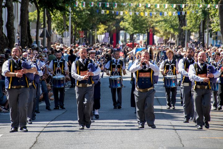 Une parade musicale de binious, flûtes et tambours pendant le&nbsp;Festival Interceltique de Lorient le 5 août 2018. (MAUD DUPUY / HANS LUCAS)