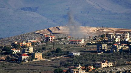 De la fumée après un bombardement israélien à la périphérie du village d'Aitaroun au sud du Liban, le 20 décembre 2023. Photo d'illustration. (AFP)