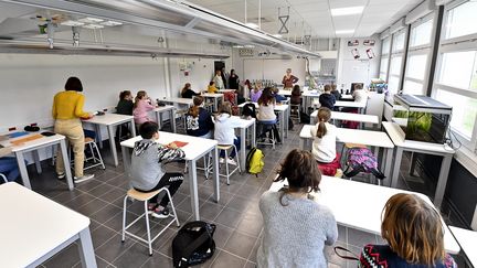 Des élèves dans une salle de classe du collège Jean Jaurès à Etaples (Pas de Calais), le 29 mars 2023. (SEBASTIEN JARRY / MAXPPP)