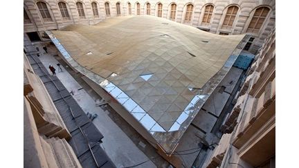 Le Louvre ouvre le 22 septembre ses nouveaux espaces dédiés aux arts de l’islam, de l’Espagne à l’Inde, sur 3000 m2. 3000 objets pourront être exposés, la présentation la plus importante en Europe d’objets d’art de l’islam, selon ses responsables
 (La couverture des nouveaux espaces du Louvre dédiés à l’Islam, PhotoPQR/Le Parisien/MAXPPP)