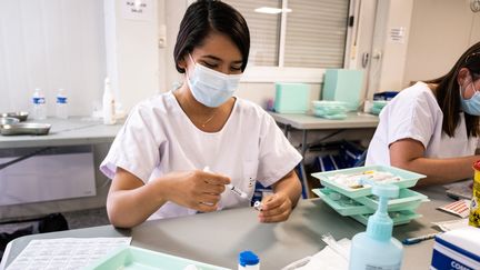 Une soignante prépare une dose de vaccin contre le Covid-19 à Toulouse (Haute-Garonne), le 15 juin 2021. (ADRIEN NOWAK / HANS LUCAS / AFP)