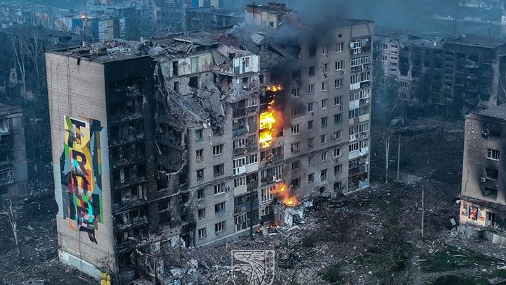 Une vidéo prise par un drone et partagée par l'armée ukrainienne le 22 mai 2023 montre l'étendue des dégâts à Bakhmout, dans l'est du pays. (ARMED FORCES OF UKRAINE / AFP)