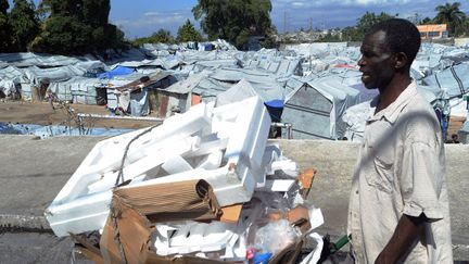 Pendant ce temps, 500 000 sinistr&eacute;s s'entassent toujours dans des campements "provisoires". (THONY BELIZAIRE / AFP)