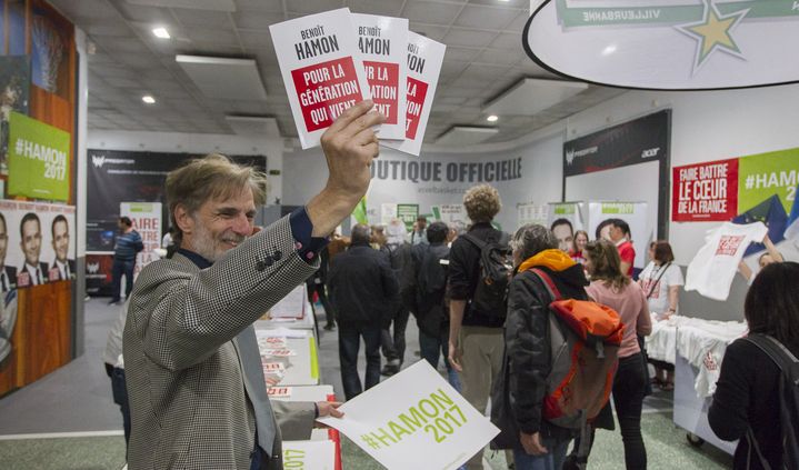 Un militant socialiste au meeting de Benoît Hamon à Villeurbanne (Rhône), le 11 avril 2017. (EMMANUEL FOUDROT / REUTERS)