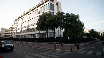 Les sept individus sont en garde à vue dans les locaux de la DGSI, à Levallois-Perret (Hauts-de-Seine). (NICOLAS MESSYASZ/SIPA)