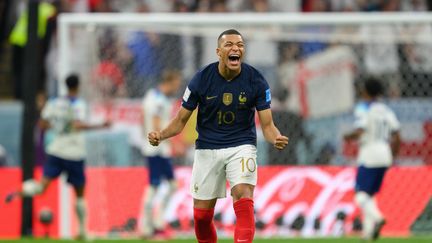 Muselé pendant tout le match, Kylian Mbappé laisse éclater sa joie lorsque Harry Kane manque le penalty de l'égalisation de l'Angleterre contre l'équipe de France (2-1), le 10 décembre 2022. Le meilleur buteur du Mondial et les Bleus affronteront le Maroc, mercredi, en demi-finales.&nbsp; (ROBERT MICHAEL / AFP)