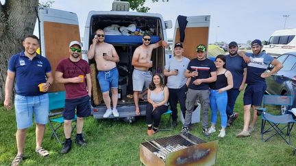 Des groupes ont fait spécialement le déplacement pour venir voir le champion français. Ici, un groupe de Saint-Étienne. (GUILLAUME BATTIN / RADIO FRANCE)