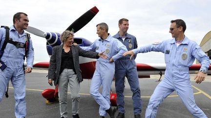 La chorégraphe Kitsou Dubois entourée des membres de l'équipe de Voltige de l'armée de l'Air
 (GERARD JULIEN / AFP)