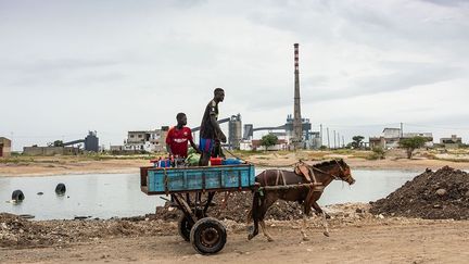 Diamniadio ambitionne de devenir le nouveau centre névralgique du pays. Celui-ci doit s’étendre sur une zone de près de 2.000 hectares et accueillir 350.000 habitants répartis dans 40.000 maisons et appartements. Un centre administratif, une cité des affaires, une université, des hôpitaux, une zone industrielle, des infrastructures culturelles… y seront implantés.
 (Nathalie Guironnet)