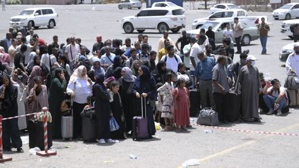 Des civiles attendent pour embarquer à bord d'un bateau, à Port Soudan, vendredi 28 avril, alors que les combats font rage dans le pays. (AFP)