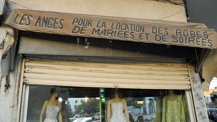 proposent leurs services «pour la location des robes de mariées et de soirées». Place à la fête ! (FTV - Laurent Ribadeau Dumas)