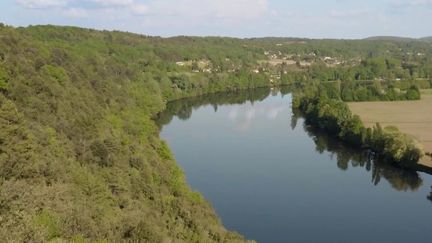 Lundi 3 octobre, le feuilleton du 13 Heures, consacré à la Dordogne, débute avec la découverte du patrimoine du Périgord, ses châteaux et son fromage. (FRANCE 2)