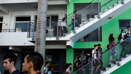 Les élèves arrivent en classe, à Nouméa, sur l'île française de Nouvelle-Calédonie, dans le Pacifique, le 22 avril 2020, le jour de la rentrée des classes, après une fermeture de plusieurs semaines mise en place par le gouvernement pour freiner la propagation du Covid-19.&nbsp; (THEO ROUBY / AFP)