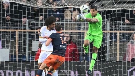 Le Niçois Walter Benitez boxe la ballon lors du match de Ligue 1 entre son équipe et Montpellier, le 12 mars 2022, à Montpellier (Hérault). (PASCAL GUYOT / AFP)