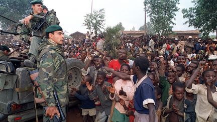 Des militaires français dans un camp de réfugiés hutus dans le cadre de l'opération "Turquoise", le 3 juillet 1994, près de Butare, au Rwanda. (HOCINE ZAOURAR / AFP)