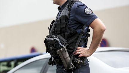 Un policier portant un Flash-Ball lors d'une visite du ministre de l'Int&eacute;rieur, Bernard Cazeneuve, &agrave; Saint-Denis (Seine-Saint-Denis), le 2 juin 2014. (MAXPPP)