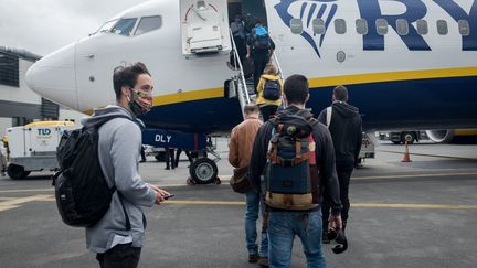 Un avion à destination de Edimbourgh pendant la pandémie de coronavirus, début juillet à Nantes. (JULIEN MARSAULT / HANS LUCAS)