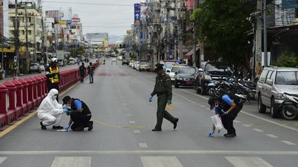 Rideaux de fer baissés, rues désertées... Face au caractère inédit de cette attaque coordonnée à travers plusieurs villes de Thaïlande, les habitants se sont calfeutrés chez eux. Plusieurs pays, dont la France, les Etats-Unis et la Grande-Bretagne, ont appelé leurs ressortissants voyageant en Thaïlande à la prudence et à éviter les lieux publics. «Ce n'est pas une attaque terroriste. C'est juste du sabotage local», a assuré le porte-parole de la police nationale, Piyapan Pingmuang. Il n'a privilégié aucune piste, évoquant une possible vengeance politique, dans un climat de forte répression des libertés depuis le coup d'Etat de 2014. Il a également exclu une action des séparatistes musulmans de l'extrême sud du pays. Une insurrection de musulmans indépendantistes, sans lien avec le terrorisme international jusqu'ici, a fait des milliers de morts depuis une dizaine d'années dans cette région frontalière avec la Malaisie. Les explosions de bombes artisanales y sont fréquentes, visant surtout l'armée thaïlandaise. L'explosion simultanée de 11 bombes à la veille d'un long week-end (le 12 août, date anniversaire de la reine, est férié) porte un coup dur à la junte. Cette dernière compte avant tout sur le tourisme pour redresser une économie morose. Quelque 32 millions de visiteurs sont attendus dans en Thaïlande en 2016. (MUNIR UZ ZAMAN / APF / AFP)