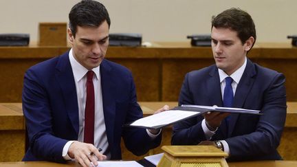 Pedro Sanchez (g) et Albert Rivera signent la plateforme commune de gouvernement le 24 février 2016 à Madrid. (AFP)