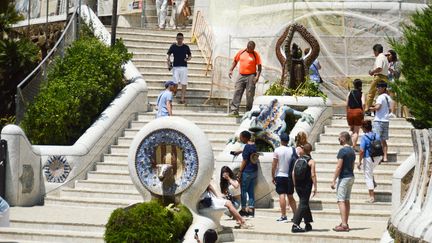 Des touristes au parc Güell à Barcelone (photo d'illustration). (JEAN-LUC FL?MAL / MAXPPP)