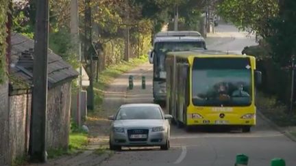 Pour limiter la propagation du&nbsp;coronavirus, le service public belge fait désormais appel à des autocars privés, en plus des bus, pour limiter le nombre de voyageurs.&nbsp; (France 2)