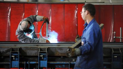 Des ouvriers dans une usine française. (FRANK PERRY / AFP)