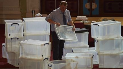 Apr&egrave;s le d&eacute;compte des votes,&nbsp;des bo&icirc;tes vide &agrave; Margate, dans le sud-est de l'Angleterre, le 7 mai 2015. (NIKLAS HALLE'N / AFP)